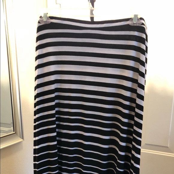 Black and white skirt - Picture 2 of 4